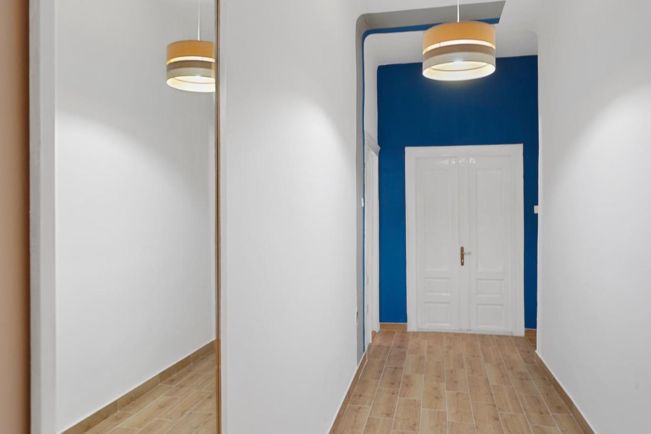 Polias Small Studio Pula Luaran gambar